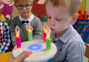1. Chłopiec zdmuchuje świeczkę